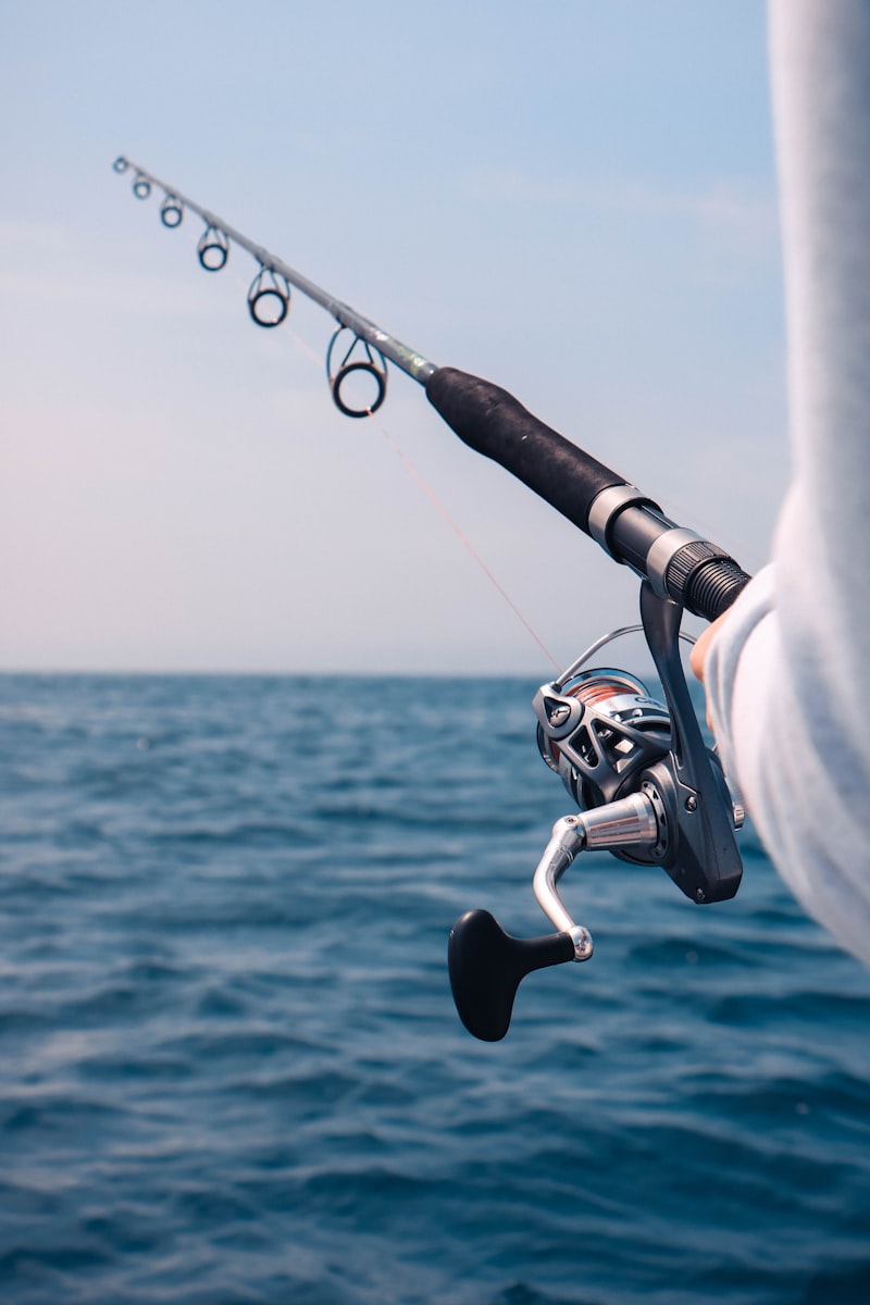 Guia de pesca segurando vara profissionalmente